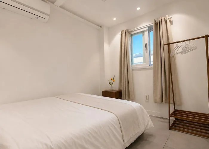 Hongdae 4min Walk #3bd 2ba #baby Crib #8 Queen Beds #private Terrace Villa