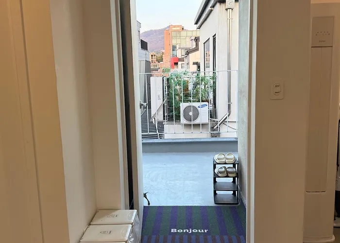 Hongdae 4min Walk #3bd 2ba #baby Crib #8 Queen Beds #private Terrace Villa Seul